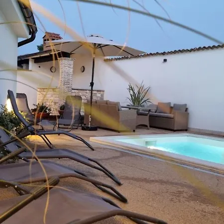 Natka * 罗维尼村